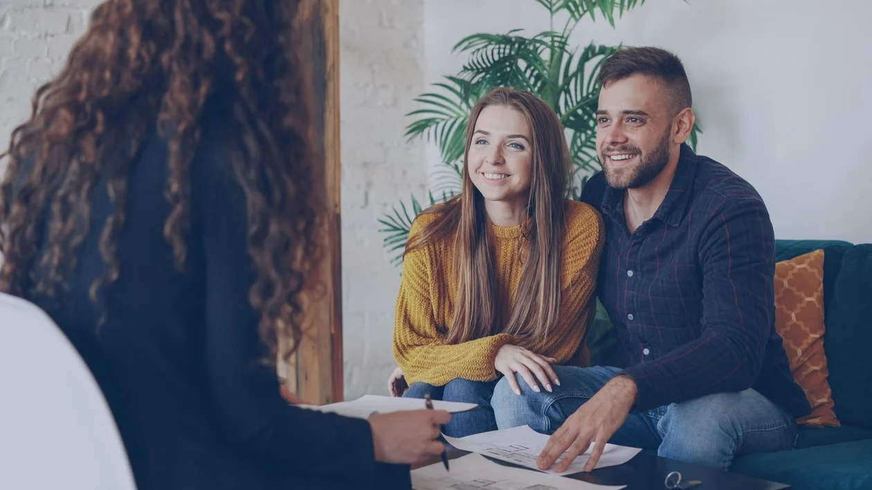 Un couple échange avec une conseillère