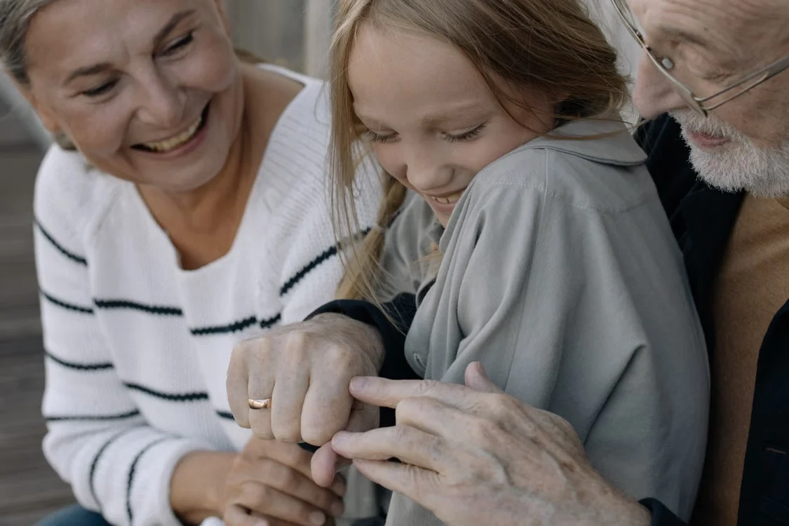 Des grands-parents partagent un moment avec leur petite-fille