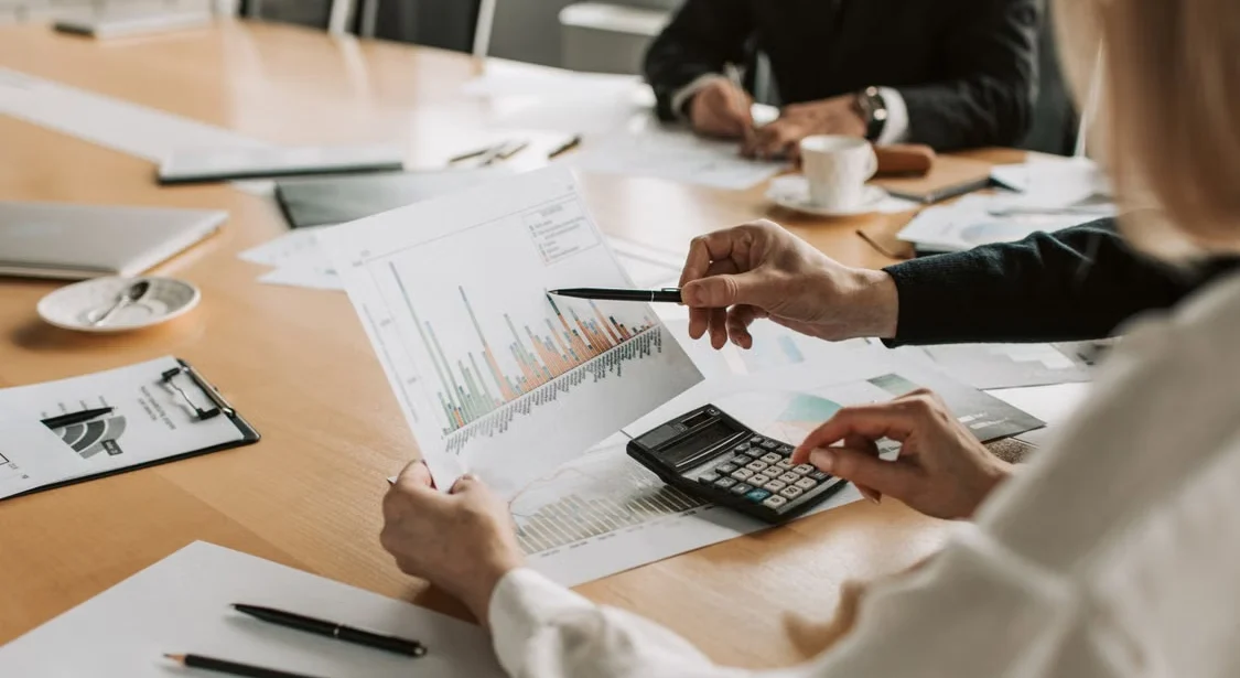 Des professionnels étudient ensemble des documents chiffrés