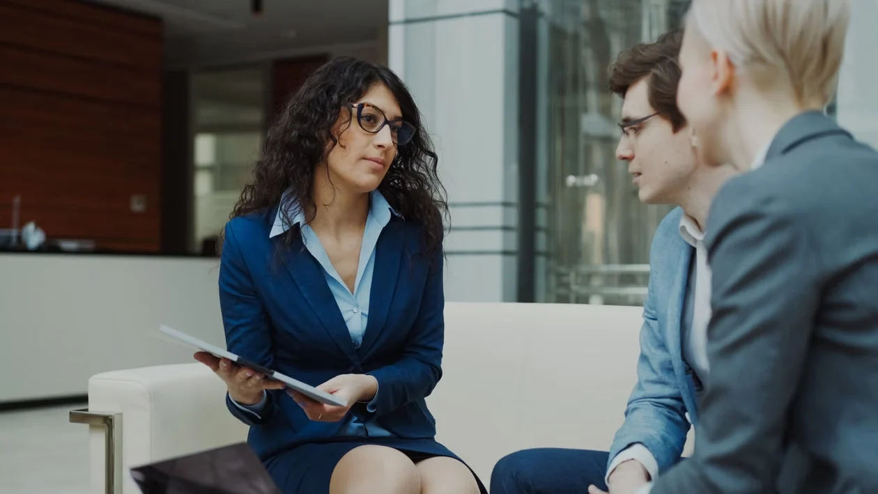 Une conseillère échange avec un couple
