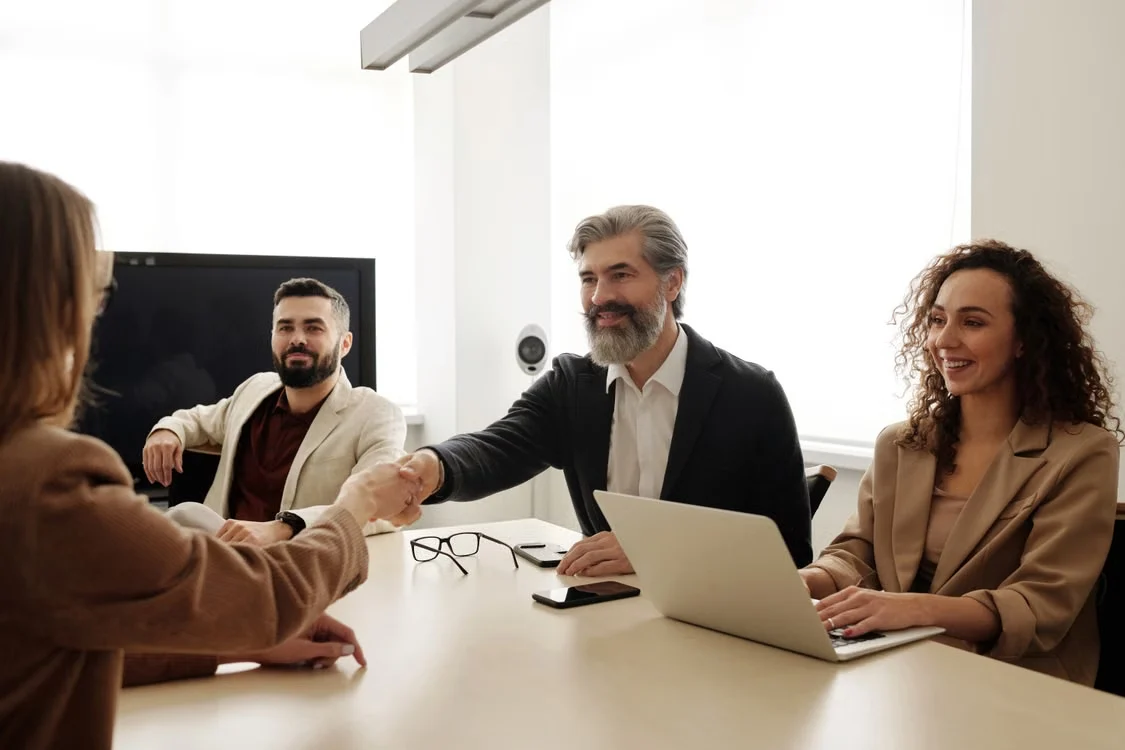 Un échange entre une cliente et une équipe de conseillers