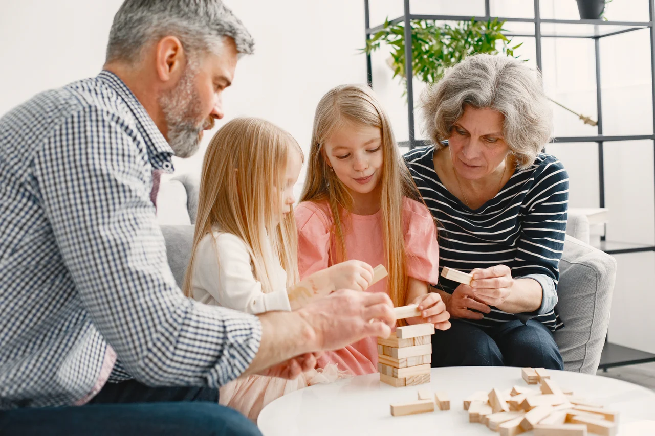 Des grands-parents jouent avec leurs petites-filles