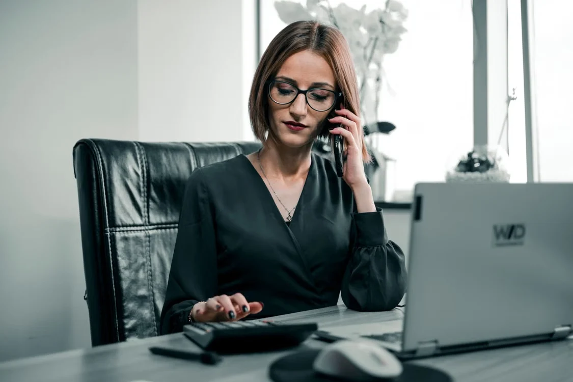 Une professionnelle à son bureau, au téléphone