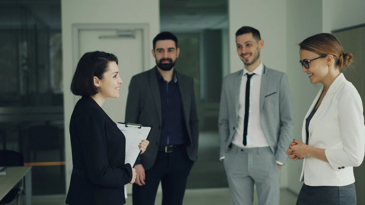 Des professionnels accueillent une nouvelle interlocutrice