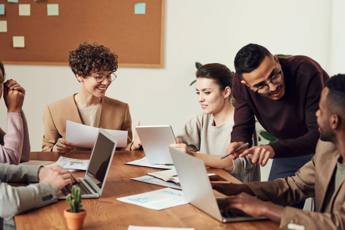 Une équipe partage ses idées dans un bureau
