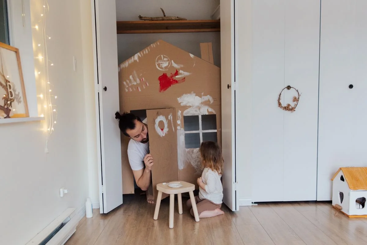 Des enfants jouent à la maison