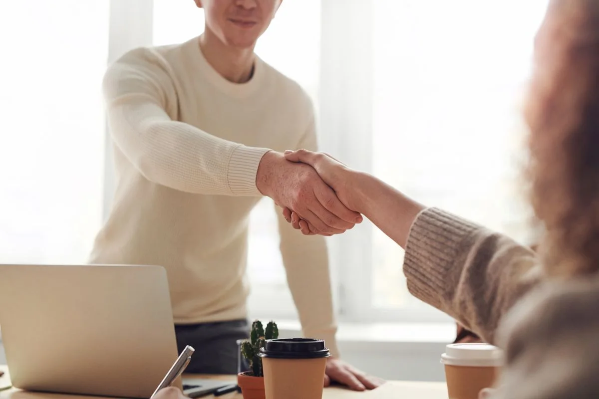 Une poignée de main entre deux professionnels